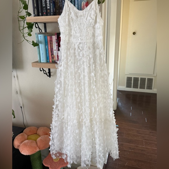 Elegant White Floral Midi Dress - Picture 3 of 4